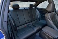 後席の定員は2人。左右のシート間には樹脂製の小物入れが置かれる。