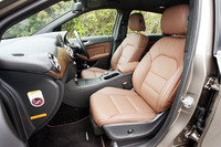 標準はファブリックだが、テスト車にはオプションのレザーシートが装着されていた。ヘーゼルナッツブラウン（写真）のほか、ブラック、クリスタルグレーの3色から選べる。