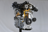 新開発の1.2リッター直4直噴ターボエンジン「8NR-FTS」。