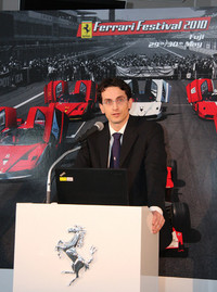 プレス・コンファレンスで2台を紹介するフェラーリS.p.A プロダクトマネージャーのアンドレア・バッシ氏。「日本は我々にとって、重要なマーケット。盛大なファン感謝イベントのなかでニューモデルを発表することができ、光栄に思います」。