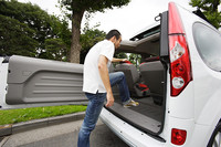 ちょっとお行儀が悪いようにも見えるが、後席にはこうやって乗り込むのが最も楽。安全のために、テールゲートは車内からは開かないようになっている。