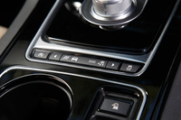 アイドリングストップ機構や、横滑り防止装置のオン／オフ、走行モードの切り替えなどは、センターコンソールに備えられたスイッチで操作する。