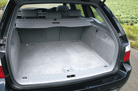 荷室容量は500〜1615リッター。ラゲッジカバーはテールゲート（従来通りガラスだけの開閉も可能）の開閉に伴って自動的に上下する。リアサスペンションはレベライザー付き。