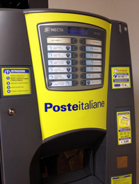 【写真6】シエナの郵便局内に設置されたエスプレッソコーヒー販売機。一応フロントパネルは、ポステ・イタリアーネのCIカラーで彩られている。