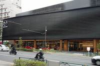 関東マツダ高田馬場店の外観。明治通り沿いに位置しており、最寄り駅は東京メトロ副都心線「西早稲田駅」。