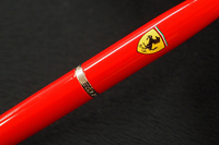 
    側面には、クルマ好きならご存じ、“跳ね馬”のエンブレム。銀色のリング部には「SCUDERIA FERRARI」の刻印も。
    
