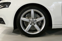 ブレーキは従来より大型化された。1.8リッターモデル（写真）はフロントに314mm、3.2は320mmサイズのディスクがおごられる。バネ下重量軽減のため、軽量化も図られた。