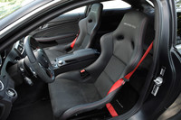 専用のスポーツバケットシートには真っ赤なシートベルトが組み合わされる。