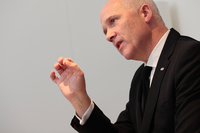 「ランドローバーのインテリアで大事なことは、シンプルで幾何学的なこと」とサディントン氏。