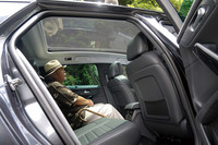 巨大サンルーフ「パノラミックガラスルーフ」は、「508SW」自慢の装備。グレードを問わず、標準で与えられる。