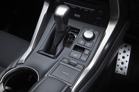 カーナビやエンターテインメントシステムを直感的に操作するための「リモートタッチ」には、操作用のノブに代えて、新たにタッチパネル（写真中央下）が採用された。
    