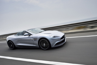 動力性能は0-100km/h加速が4.1秒、最高速は295km/h（本国仕様の場合）。