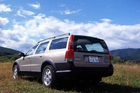 テスト車のオプション装備は、ベーシックパッケージ(本革内装＋サンルーフ＋助手席パワーシート＝30.0万円)/アドベンチャーパッケージ(フロントスキッドプレート＋ロードキャリア＋スチールガードネット＋フロントフォグランプ＝11.0万円)/助手席エアバッグ(1.0万円)/アクティブキャビンフィルター(3.95万円)/マットフラップ(0.55万円)/グローサリーバッグホルダー(3.8万円)/RTI（ナビゲーションシステム＝37.0万円）
	 