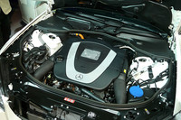 「Sクラスハイブリッド ロング」のエンジンルーム。