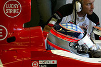 予選で、そして決勝で、チームメイトの影に隠れがちだった佐藤琢磨。最初のピットストップで4位から8位に落ちたのは痛かったが、それよりもエンジンブローで目前の1点を逃したことが惜しかった。「いいスタートを決め、最初のラップであれだけ追い上げることができたにも関わらず、残り数周のところでリタイアしてしまい、とにかく残念です。スタート時点からギアボックスに問題があってペースを上げられず、しかもそのトラブルは次第に悪くなってしまいました。でも、ここではチームとしては素晴らしい結果を残すことができましたね。次のスペインGPは、今年何度もテストで走り込んでいるサーキットですから、とても楽しみにしています」 （写真＝本田技研工業）