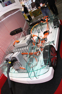 矢崎総業のハイブリッド車やEV用「高電圧電源分配システム」。過去に市販されたハイブリッド乗用車のほぼすべてと、一部のEVに採用されたという実績を誇る。