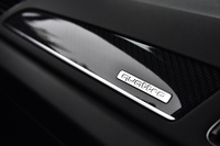 「RS Q3パフォーマンス」には無償オプションとして「RS performanceデザインパッケージ」が用意されている。写真は同オプションに含まれる、ブルーの差し色が入ったカーボン調の装飾パネル。