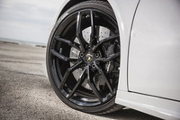 タイヤサイズは前が245/30R20で、後ろが305/30R20。カーボン・セラミック・ブレーキシステムが標準で装備される。