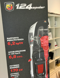 カタログ棚の脇に立てられた、「アバルト124スパイダー」の性能をアピールするPOP。