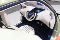 明るい色のレザーが用いられるインテリア。「エコ一辺倒ではない、成熟した大人の雰囲気」とアピールされる。