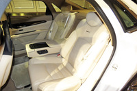 リアシートには電動調整式のリクライニングおよびスライド調整機構が装備される。