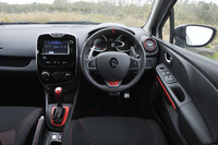 運転席まわりの様子。パネル類やステッチなどに赤の差し色が使われる。