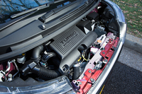 最高出力64ps、最大トルク9.4kgmを発生する0.66リッター直3ターボエンジン。燃費はFF車で27.4km/リッター、4WD車で25.6km/リッターを実現している（ともにJC08モード）。