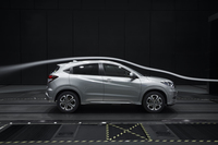 パワーユニットだけではなく、空気抵抗の低減も燃費の改善に貢献している。ハイブリッドモデルのFF車では27.0km/リッターを実現する。
    