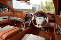 テスト車の内装は、ウッドパネルがチェストナット、レザーのカラーが「リネン」と「ニューマーケットタン」。