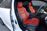 スポーツシートの表皮には、パンチングメッシュのソフトグレインレザーがおごられる。テスト車のシートカラーは、「ジェット×レッドゾーン」と呼ばれるツートンカラー。
    