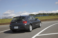 【テスト車のオプション装備】
iDriveナビゲーションパッケージ＝25万円／ダコタレザーシート＝24万円／スルーローディングシステム＝3万7000円／電動ガラスサンルーフ＝14万円／パーキングサポートパッケージ＝10万円／ファインライン ストリーム ウッドインテリア トリム／マット オキサイド シルバー ハイライト＝6万円／メタリックペイント＝7万5000円