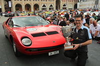 4日目は愛車の美しさを競うコンクール・デレガンスで始まった。ボローニャのマッジョーレ広場にて。