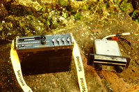 1987年「ランチア・デルタ」に付いてきた着脱式オーディオのフィリップス「ドライブマン」（左）。イコライザーが80年代ムード満点。携帯ストラップ付き。