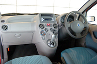 写真は、「ティシャンレッド」のボディカラーに「ムーブアズーレ」の内装色を組み合わせた「パンダプラス」。プラスはスカイドームに加え、ISO-FIXチャイルドシートアンカー、ルーフレール、5：5分割可倒式リアシートを標準装備する。