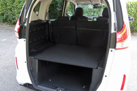 「フリード＋」のラゲッジスペース。ユーティリティーボードの下を床下収納のように使うことができる。