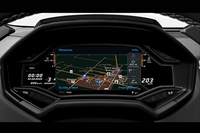 メータークラスターには12.3インチの液晶パネルが備わる。3種類の表示モードがあり、「フルドライブモード」では中央に大きくタコメーターを配置し、「ミックスモード」では左側にタコメーターを、右側にインフォテインメント表示を置く。残りの「フルナビ＆インフォテインメントモード」（写真）では、ほとんどがマップ表示となる。