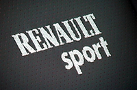 
	フロントシートには｢RENAULT sport｣の刺繍
	 