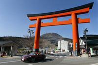元箱根の象徴である大鳥居。箱根神社や関所跡など、周辺には観光スポットがたくさんある。