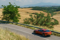 動力性能については、0-100km/h加速が3.9秒、最高速が322km/hと公表されている。