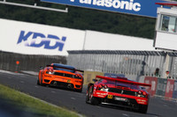 GT300クラスで最後まで優勝争いを繰り広げたNo.81 ダイシン アドバン Ferrari(青木孝行/藤井誠暢組)とNo.11 JIMGAINER ADVAN F430(田中哲也/平中克幸組)。