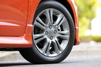 ホイールはガンメタリック塗装の専用品。シリーズ唯一の16インチが標準で備わる。