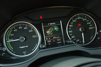 メーターパネルには、回転計の代わりにハイブリッドシステムの状態を示すパワーメーターを装備。マルチインフォメーションディスプレイでもチャージ／アシストといったエネルギーの流れを確認できる。