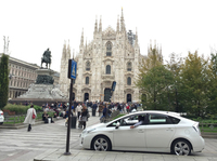 ミラノ大聖堂前でのひとこま。