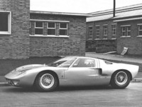 「フォードGT40」
1960年代にフェラーリを買収しようとして失敗したフォードが自前で開発したレーシングカー。ルマン24時間レースなどで活躍した。「フォードGT」が正式名称だが、車高が40インチしかないことからこの名で呼ばれる。