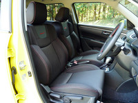 専用のフロントシートは、標準スイフトのシートをベースに、サイドサポートパイプの追加やパッド形状の変更が実施され、ホールド性が高められている。「sport」ゴロ入り。