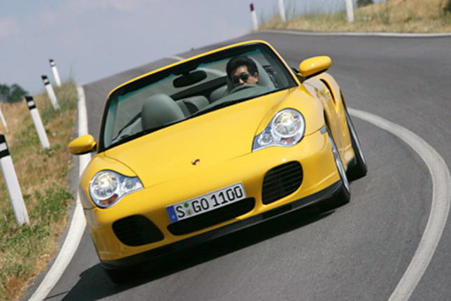 【スペック】911ターボカブリオレ（5AT）：全長×全幅×全高＝4435×1830×1295mm/ホイールベース＝2350mm/車重＝1700kg/駆動方式＝4WD/3.6リッター水平対抗6DOHC24バルブターボ・インタークーラー付き（420ps/6000rpm、57.1kgm/2700-4600rpm）