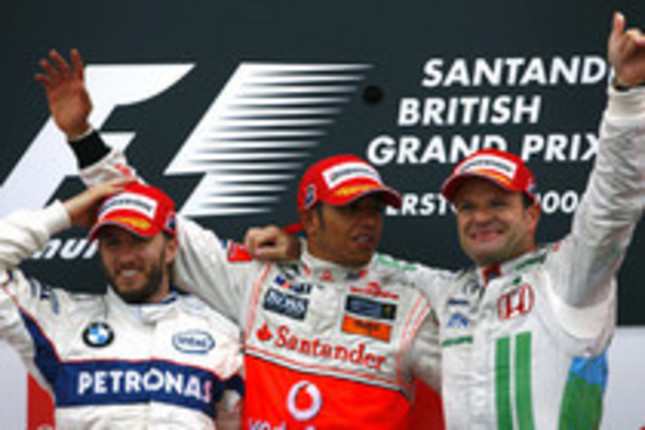 大荒れのレースで表彰台にのぼった3人。ウィナーのルイス・ハミルトン（中央）、2位ニック・ハイドフェルド（左）そして3位ルーベンス・バリケロ。（写真＝Honda）