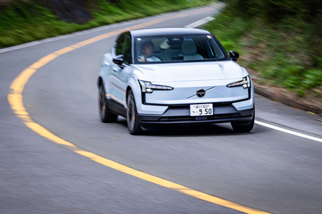 ボルボのフル電動SUV「EX30」のラインナップに、高性能4WDモデル「EX30ウルトラ ツインモーター パフォーマ...