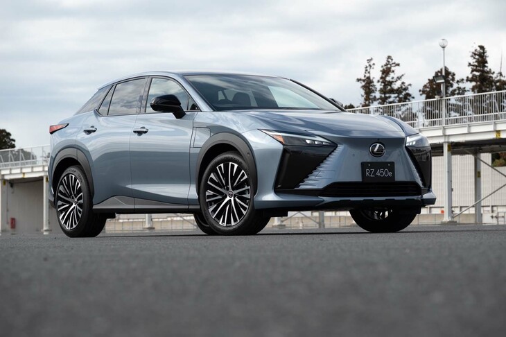 プラットフォームはBEV専用の「e-TNGA」。高強度材の積極的な使用によって軽量化を図ったほか、レーザースクリューウェルディングや構造用接着剤によって高剛性化を実現しているのが特徴だ。