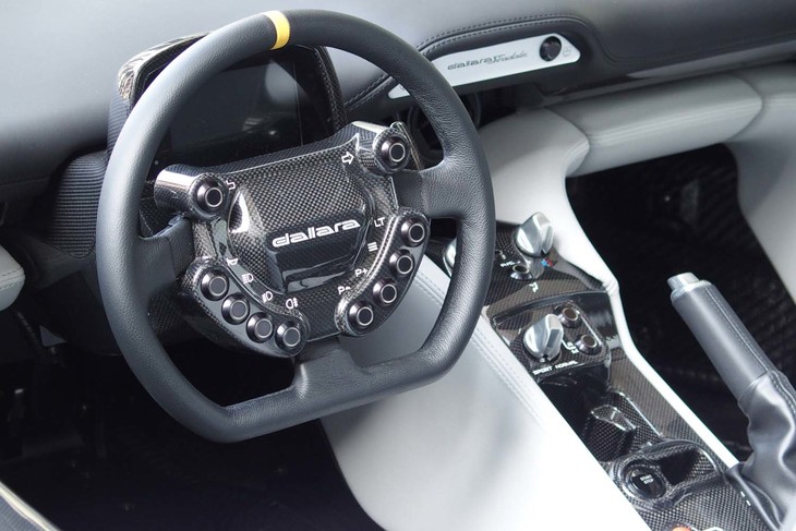 スパルタンなデザインを採用した「ダラーラ・ストラダーレ」のコックピット。6段MT、またはシフトパドルを備える6段ロボタイズドATを選択できる。写真は後者。